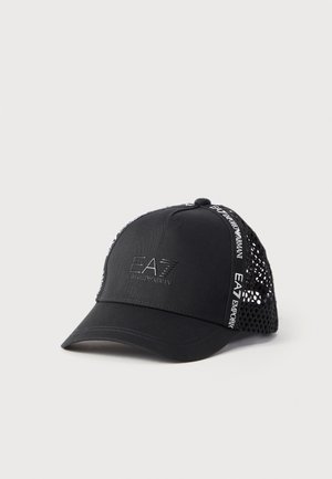 Svart EA7 Emporio Armani baseballcaps med nettingpaneler bak og hvit logoetape langs sømmene.