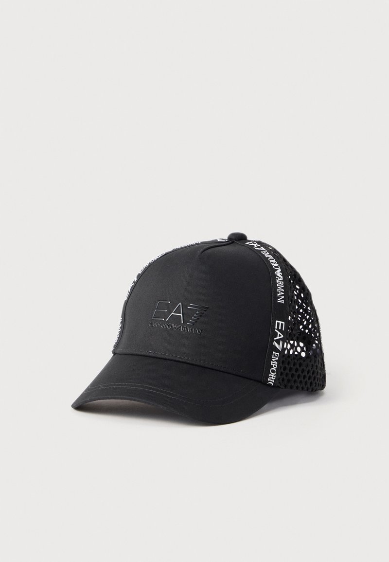 Schwarze EA7 Emporio Armani Baseballkappe mit Mesh-Rückenteilen und markiertem weißen Band entlang der Nähte.