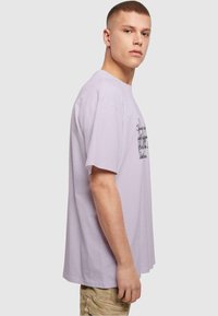 Merchcode SPRING SAYING HEAVY OVERSIZED - T-shirts med print - lilac