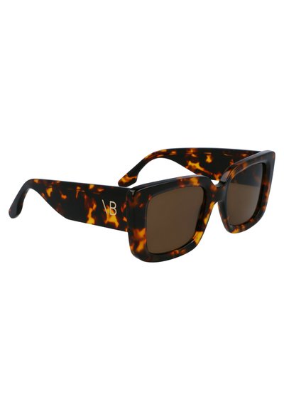 Óculos de sol tipo tartaruga com uma armação retangular robusta e lentes castanhas. As características incluem padrões espessos em preto e âmbar, com um logótipo da marca subtil.