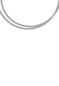 Collana in metallo silver a spirale con due anelli intrecciati, caratterizzata da una superficie liscia e un design flessibile, che riflette la luce da angolazioni diverse.