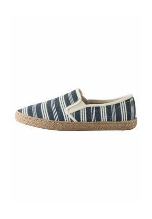 Chaussure slip-on en toile avec un motif rayé bleu marine et blanc, des accents élastiques beiges sur les côtés et une semelle en jute tissée.