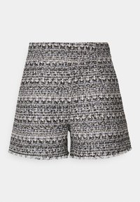 Shorts in tweed bianco e nero con un motivo testurizzato, caratterizzati da una vita elastica e un dettaglio orlo sfilacciato nella parte inferiore.