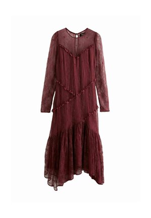 Langes bordeauxrotes Spitzenkleid mit langen Ärmeln, Rüschen-Details und asymmetrischem Saum.