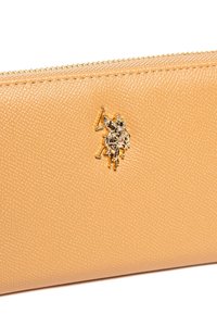 Hnědá texturovaná kožená peněženka se zlato raženým logem jezdcem na koni. Na vrchu má hladký zip.