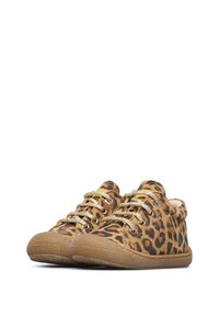 Dětské šněrovací boty s látkou s leopardím potiskem a texturovanou gumovou podrážkou, vystavené vedle sebe na bílém pozadí.