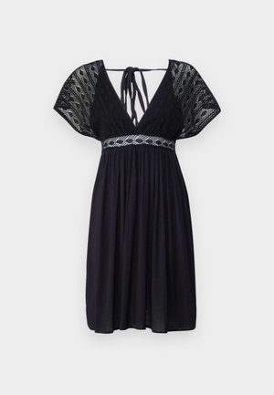 Czarna sukienka z krótkimi, rozszerzającymi się rękawami i koronkowymi detalami. Posiada wiązanie z tyłu oraz dopasowaną górę z luźną spódnicą. Gładka faktura.
