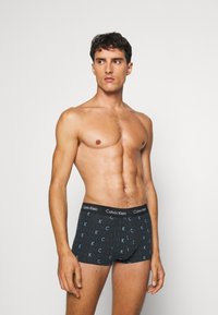 Calvin Klein Underwear LOW RISE TRUNK STRETCH 3 PACK - Cuecas boxer - dark green/light blue