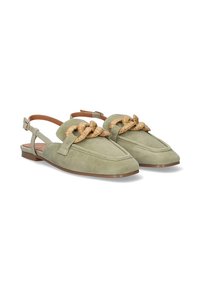 Zapatos de ante verde tipo slingback con punta triangular y detalle de cuerda trenzada en la parte delantera. Correa de cuero, suela plana y acentos de hardware mínimos.