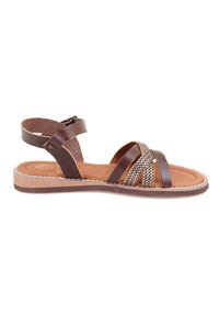 Braune Leder-Sandale mit drei horizontalen Riemen, einem gewebten Akzentriemen und einem verstellbaren Knöchelriemen auf einer flachen, strukturierten Sohle.