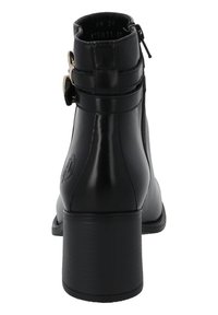 Černé kozačky kotníkové vyrobené z hladké kůže. Vyznačují se robustním podpatkem, bočním zipem a páskem se zlatým kováním. Design s mírně zaoblenou špičkou.