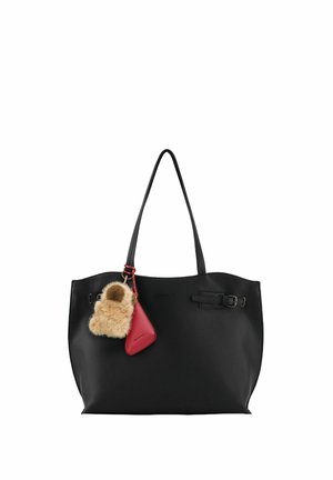Schwarze Ledertasche mit zwei Schulterriemen, dekorativen Schnallendetails und einem befestigten beigen Fell-Schlüsselanhänger mit rotem Lederanhänger.