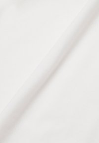 Tessuto bianco, texture liscia, finitura leggermente lucida, piegato per rivelare una superficie pulita ed uniforme senza motivi o decorazioni.