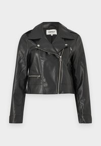 Μαύρο κοντό δερμάτινο μπουφάν μοτοσικλετιστή από συνθετικό δέρμα με ασημένια φερμουάρ, φαρδιά γιακά και μακριά μανίκια σε λευκό φόντο.