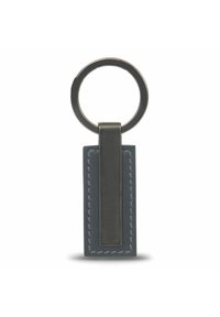 Sleutelhanger met een rechthoekig donkerblauw leren label, voorzien van witte stiksels en een metalen lusbevestiging. Gladde oppervlakte, minimalistisch ontwerp.