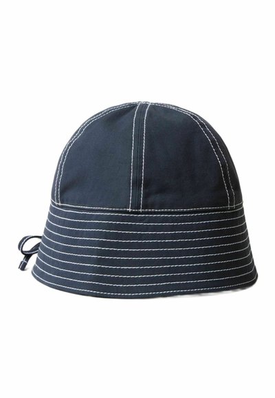 Cappello a secchiello blu navy realizzato in tessuto con una superficie liscia, caratterizzato da cuciture bianche e un cordino per la regolazione.