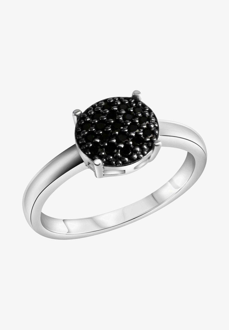 Anello in argento con una parte superiore in pietra nera rotonda e testurizzata, circondata da piccoli dettagli neri, con una fascia lucida e quattro montature a griffe.