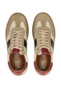 Sneaker beige e marroni realizzati in camoscio e pelle, con una striscia nera e dettagli color bordeaux. Punta rotonda e design con lacci.