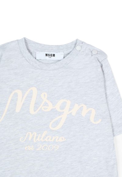 T-shirt grigio in cotone a maniche corte con la scritta "Ms gm Milano est 2009" in corsivo pesca chiaro, dotato di bottoni a pressione sulla spalla.
