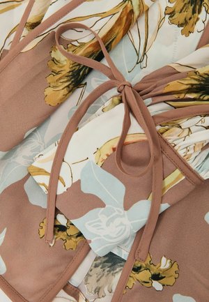 Lilleline mähkkleit helesinise ja kreemika mustriga, millel on pruunid aktsendid, valmistatud kergest kangast. Vöökoht on reguleeritav lipsuga.