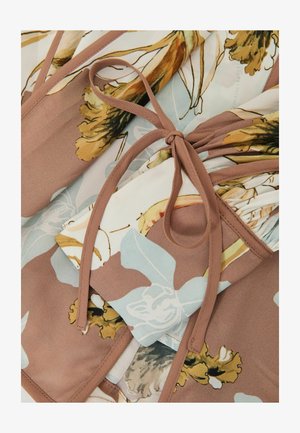 Lilleline mähkkleit helesinise ja kreemika mustriga, millel on pruunid aktsendid, valmistatud kergest kangast. Vöökoht on reguleeritav lipsuga.