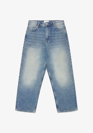 Jeans in denim azzurro chiaro a gamba larga con finitura sbiadita, dotati di cinque tasche, passanti per cintura e chiusura con bottone in vita.