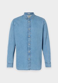 Cămașă din denim de culoare albastră deschisă, cu nasturi la față, mâneci lungi, guler clasic și tiv drept. Prezintă butoane de culoare aurie și cusături subtile.