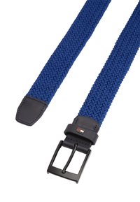 Πλεγμένη μπλε υφασμάτινη ζώνη με λείο μαύρο δερμάτινο άκρο και αγκράφα. Διαθέτει ορθογώνια ματ μαύρη αγκράφα και μικρό λογότυπο.