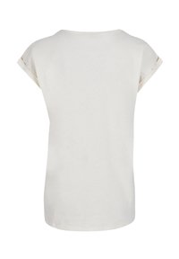 Short-sleeve, cream-colored t-shirt made of soft cotton. Features a rounded neckline and rolled sleeves, promoting a relaxed fit.
