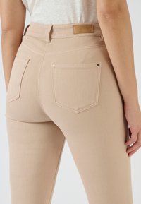 Damart STATURES PERFECT  - Jeans slim fit - ecru