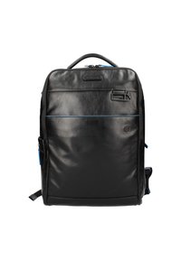 Zaino in pelle nera con design elegante, cuciture blue a contrasto, tasca frontale e doppi strap laterali; texture liscia e chiusura con zip.