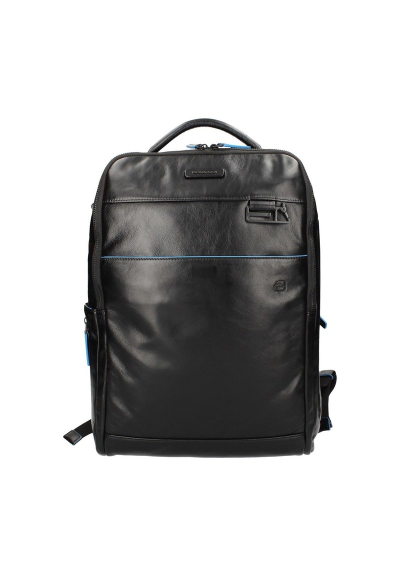 Zaino in pelle nera con design elegante, cuciture blue a contrasto, tasca frontale e doppi strap laterali; texture liscia e chiusura con zip.