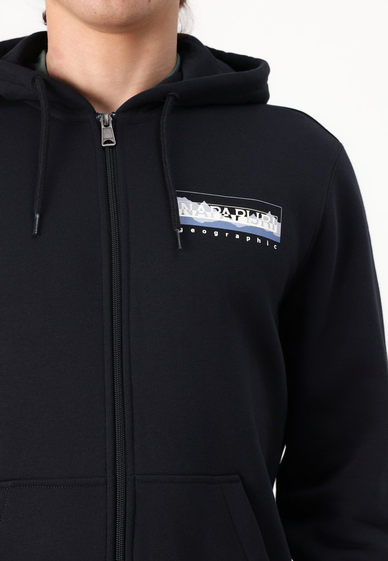 Czarna bluza z kapturem na zamek, wykonana z miękkiego materiału, z przednim zamkiem, regulowanym kapturem i graficznym logo na górnej lewej części klatki piersiowej.