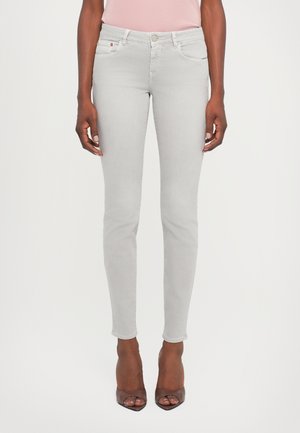 Grå denim skinny jeans med høy livhøyde, frontlommer, knappelukking, og subtile broderidetaljer, parret med åpne tå hæler.