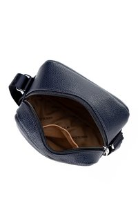 Borsa a tracolla in pelle di colore blu scuro, con superficie texture, chiusura con zip e fodera interna beige con logo del marchio.