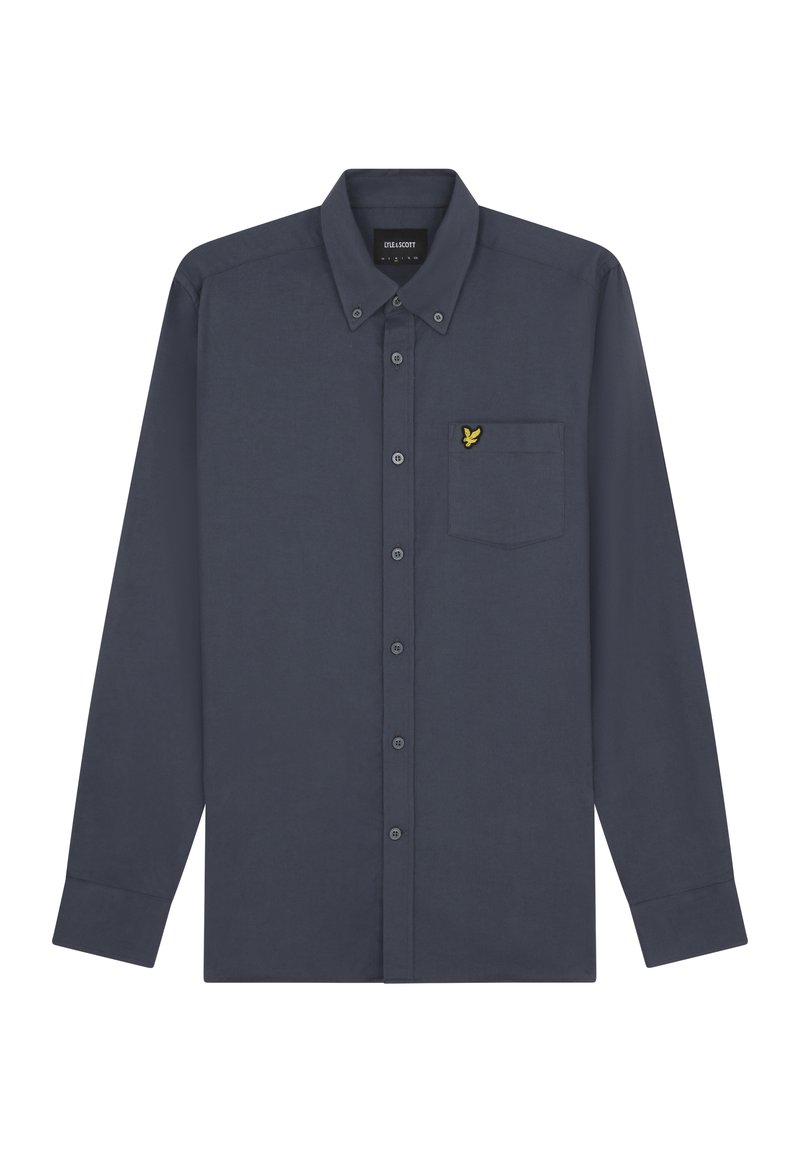 Camisa de manga larga, con botones, en tela de un oscuro azul marino. Presenta un bolsillo en el pecho con un acento de logo amarillo, cuello puntiagudo y puños estándar.