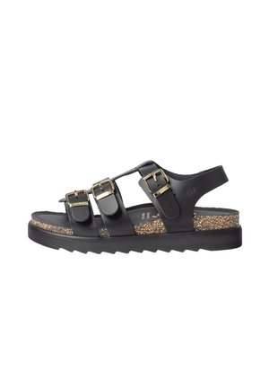 Sandalia de cuero negro con tres hebillas ajustables en tono dorado, plantilla con textura de corcho y suela gruesa de goma negra.