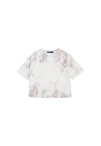 Skrócony t-shirt wykonany z miękkiego materiału, z jasną białą bazą i brązowym abstrakcyjnym wzorem oraz krótkimi rękawami. Okrągły dekolt.