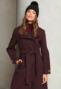 Lipsy COSY SEQUIN EMBELLISHED POM - Kootud müts - black