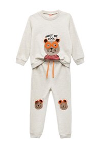 Lys grå sweatshirt og bukser sæt med et bjørne grafik, orange detaljer og teksten "JUST BE COOL". Har elastiske manchetter og talje.