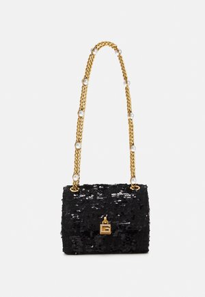 Sac à main noir en sequins avec une bandoulière chaîne dorée ornée de perles et un petit détail de serrure dorée sur le rabat avant.