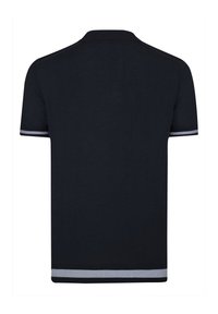 Námořnická polokošile s krátkým rukávem, plochým límcem a kontrastními šedými pruhy na rukávech a spodním lemu. Hladký povrch.