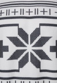 Bílá tkanina s geometrickým vzorem v tmavě šedé barvě, zahrnující centrální sněhovou vločku a vodorovné linie s plusovými symboly.