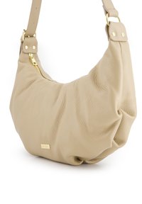 Beige læder skuldertaske med en buet form, tekstureret overflade, gyldne metalbeslag og lynlås lukning. Logo-plade på fronten.