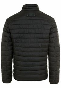 Sort puffjakke med horisontal quiltet design, høj krave og et logo patch på ryggen. Glat, let materiale, minimalistisk stil.