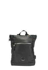 Zaino in nylon nero con flap pieghevole, tasca frontale con cerniera e dettagli con logo. Dotato di spallacci regolabili e maniglia per il trasporto superiore.
