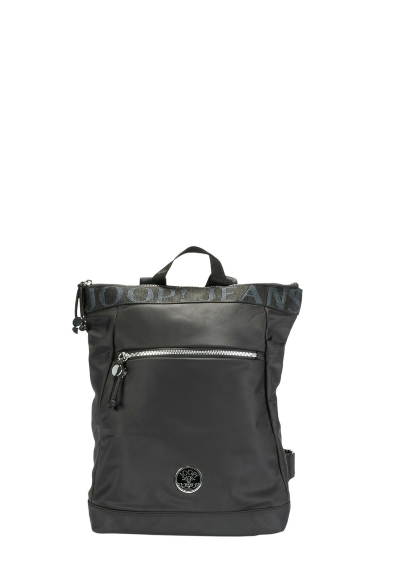 Zaino in nylon nero con flap pieghevole, tasca frontale con cerniera e dettagli con logo. Dotato di spallacci regolabili e maniglia per il trasporto superiore.