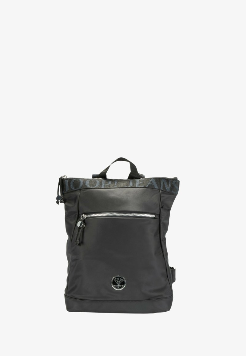 Czarny nylonowy plecak z zakładanym wierzchem, zapinaną na zamek przednią kieszenią i detalem z logo. Posiada regulowane szelki oraz uchwyt do noszenia z góry.