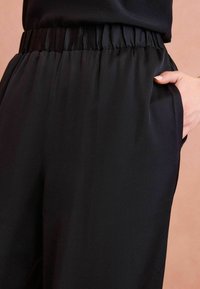 Love & Roses PONTE WIDE LEG TAB DETAIL  PETITE  - Nadrágok - mottled black