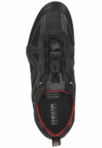 Sneaker Geox Respira in nero e grigio con lacci elastici a toggle, fodera rossa, tomaia traspirante e soletta imbottita visibile dalla vista dall'alto.